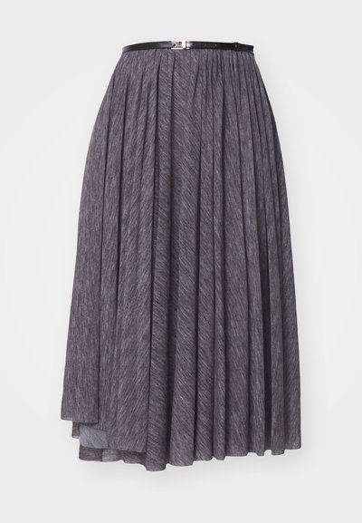 Sivá plisovaná sukňa s čiernym pásom a kovovým uzáverom, vyrobená z textúrovanej látky, s dĺžkou pod kolená a voľným siluetom.