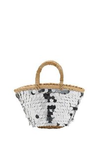 Panier tressé de forme arrondie, avec des poignées en rattan naturel et un extérieur en sequins argentés présentant des motifs contrastés en noir et blanc.