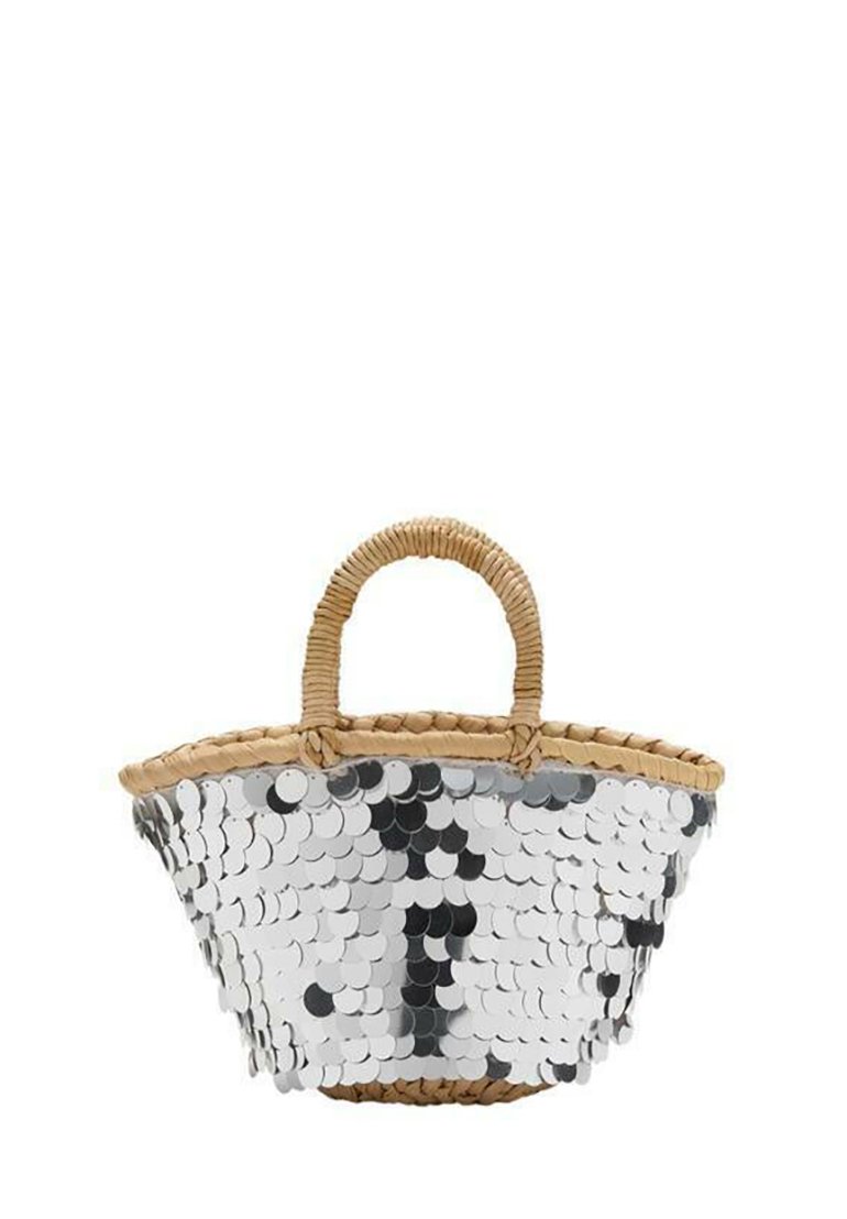 Panier tressé de forme arrondie, avec des poignées en rattan naturel et un extérieur en sequins argentés présentant des motifs contrastés en noir et blanc.