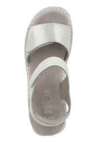 Sandal in pelle bianca con una cintura argentata lucida e una soletta in suede morbida. Presenta una forma arrotondata e una suola bassa e testurizzata. Numero 38.