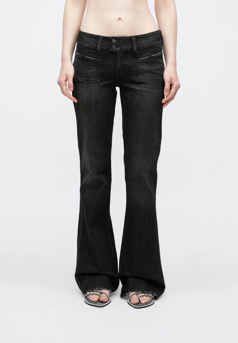 Mustad lehvitatud teksad denimist, mis on varustatud kahe esitasku, detailselt õmmeldud ja keskmise kõrgusega vöökohaga, millel on kaks nööpi.