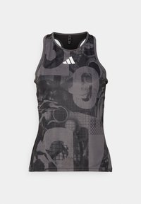 Top atlético negro sin mangas con un patrón geométrico en diferentes tonos de gris, con un logotipo blanco y detalles de malla en el escote.