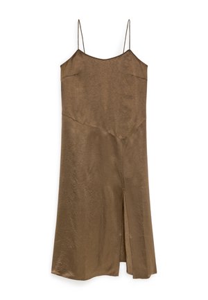 Braunes Satin-Midikleid mit dünnen Spaghettiträgern und einem vorderen Schlitz, glatte Textur, flach auf weißem Hintergrund ausgebreitet.