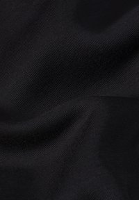 Schwarzer Stoff mit einer glatten, strukturierten Oberfläche und einer engen Webart. Leicht reflektierend, zeigt subtile Variationen in Glanz und Tiefe.