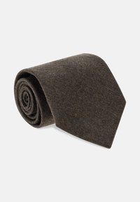 Corbata de lana de color marrón oscuro, con un acabado suave y texturizado, expuesta sobre un fondo blanco liso.