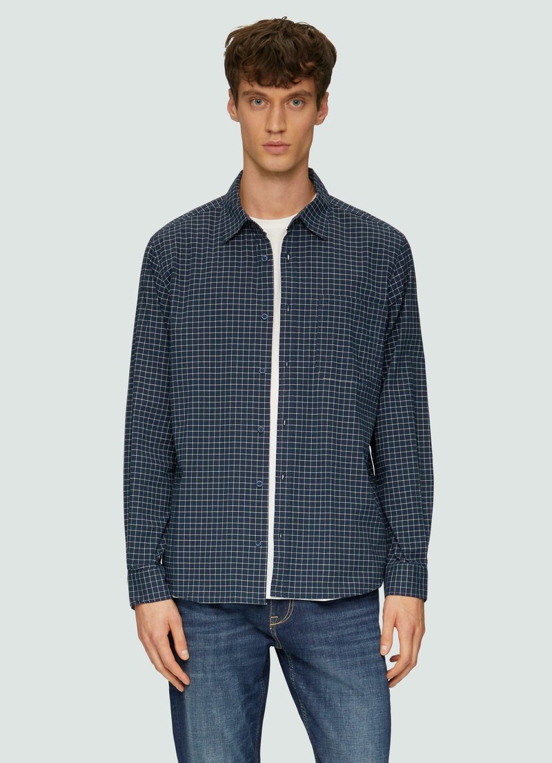 Marineblauwe geruite lange mouwen shirt met knoopsluiting en een gespreide kraag, voorzien van contrasterende witte voorkant en manchetten.