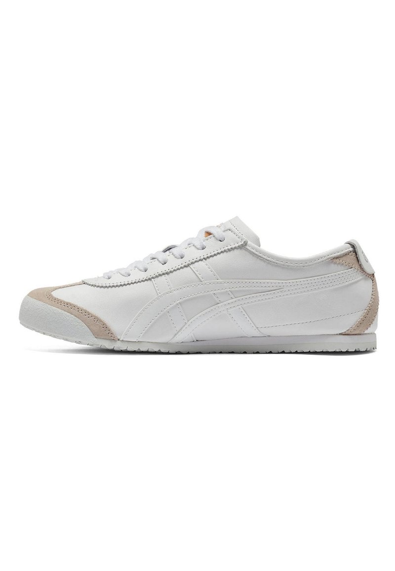 Hvide sportssko i læder og ruskind, med kontrastsyninger, lyse beige detaljer og en gummisål. Klassisk lavprofil design.