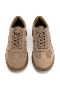 Braune Wildledersneaker mit runder Zehe, strukturiertem Obermaterial und passenden Schnürsenkeln, einem Gummisohle und minimalistischen Designdetails.