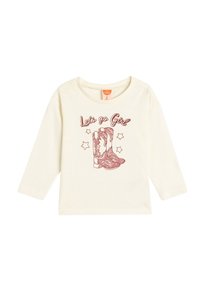 Langärmliges T-Shirt aus cremefarbenem Baumwollstoff mit einem roten Grafikdesign von Cowboy-Stiefeln und dem Text "Lass uns gehen, Mädchen", ergänzt durch Sterne.