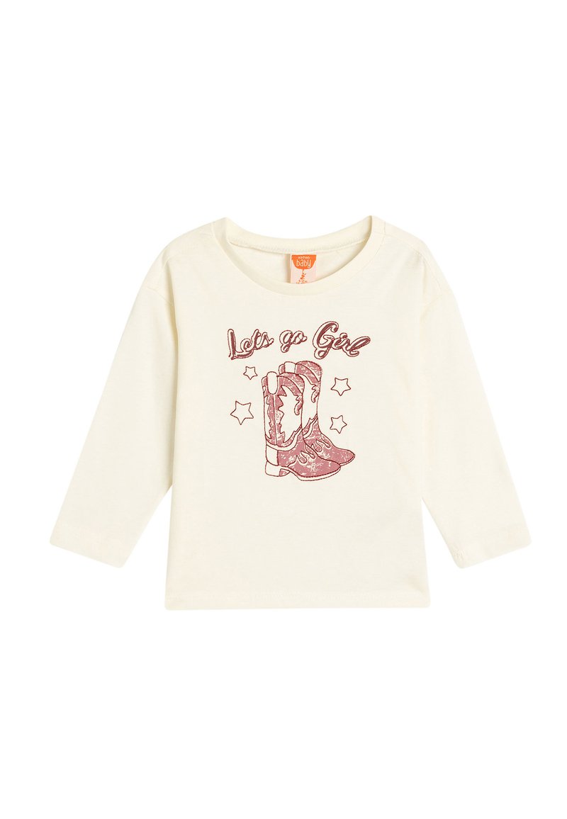Langärmliges T-Shirt aus cremefarbenem Baumwollstoff mit einem roten Grafikdesign von Cowboy-Stiefeln und dem Text "Lass uns gehen, Mädchen", ergänzt durch Sterne.
