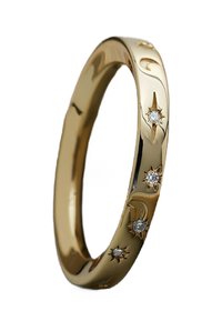 Goldring, der mit Halbmond- und Sternenmotiven graviert ist, mit kleinen, runden Diamanten, die in sternförmige Designs eingesetzt sind.