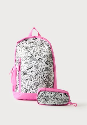 Sac à dos blanc et trousse avec bordure rose, couverts de gribouillis noirs incluant des extraterrestres, des planètes, des baskets et le texte ""Just Do It"".