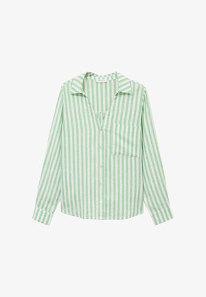 Camisa de manga larga con botones, con rayas verticales en verde claro y blanco, y un bolsillo en el pecho, sobre un fondo blanco.