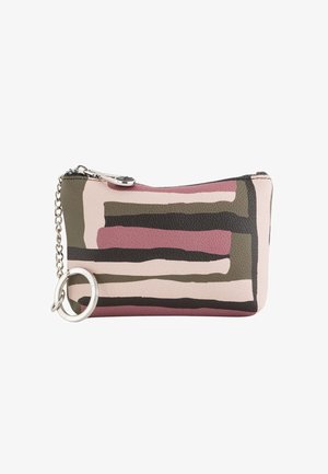 Leren zakje met een gestreept patroon in roze, groen en zwart. Voorzien van een zilveren ketting en een ronde ritslip. Vloeiende textuur.