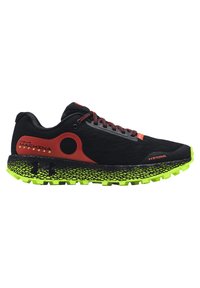 Scarpa sportiva nera con dettagli rossi, tomaia testurizzata e suola decorata con motivi verdi. Presenta un design con lacci e un marchio visibile sul lato.