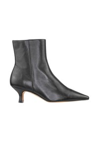 Bottine en cuir noir, avec un bout pointu, un talon haut élancé, une texture lisse et sans quincaillerie ni embellissements visibles.