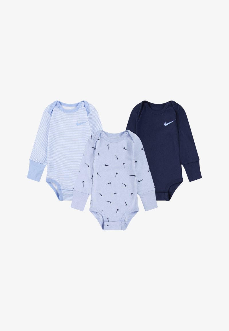 Három hosszú ujjú babaruházat: világoskék csíkos, világoskék fekete ív mintás, és egyszínű sötétkék, mindegyik Nike logóval ellátva.