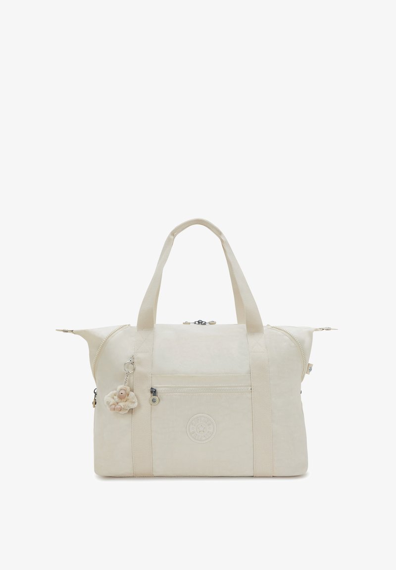 Beige-kankaiset duffel-laukku, jossa on kaksi ylhäistä kantohihnaa, vetoketjukiinnitys, etutasku ja koristeellinen koristelaatja. Kehystetty etupuolelle logo.