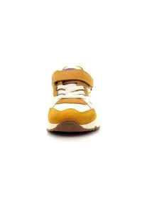 Kindersneaker in geel, wit en blauw. Bevat suède en mesh-materialen, vetersluiting en klittenbandsluiting, rubberen zool en ronde neus.