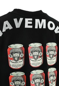 Sudadera negra con gran texto bordado en plata "HAVEMO" en la parte posterior, adornada con múltiples gráficos de latas de refresco rojas etiquetadas "Gusto Caro".