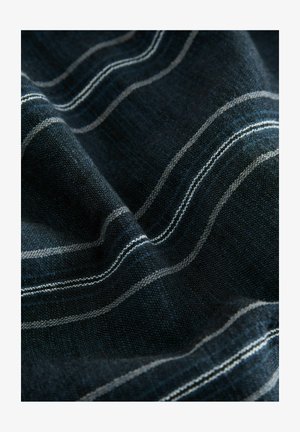 Textil mit einem dunkelblauen Stoff, der weiße und hellgraue Streifen zeigt, mit einer gewebten Textur und einem subtilen Glanz.