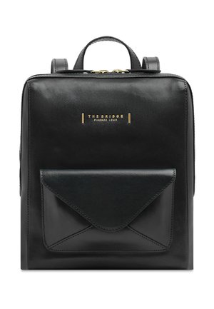 Zaino in pelle nera con tasca frontale stile busta, cerniera e logo in tonalità oro con la scritta "The Bridge Firenze 1969."