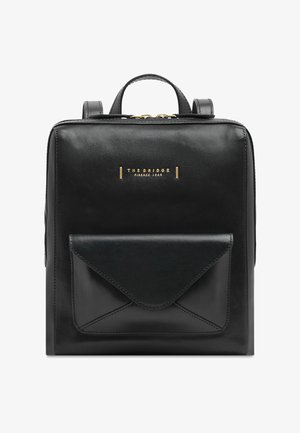 Mochila negra de cuero con un bolsillo frontal estilo sobre y cremallera y logo en tono dorado que dice "The Bridge Firenze 1969."