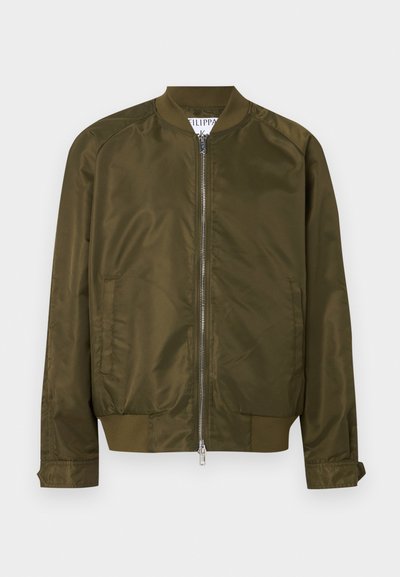 Πράσινο μπουφάν τύπου bomber με φερμουάρ μπροστά, ριμπ γιακά, μανσέτες, μέση και πλαϊνές τσέπες.