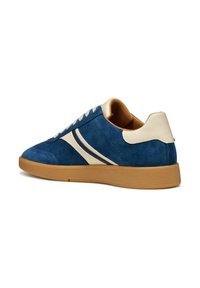 Niebieskie zamszowe sneakersy z kremowymi akcentami, okrągły nosek, gumowa podeszwa i dwa poziome paski. Wiązany model z teksturowanym wykończeniem i wyściółką przy kołnierzu.