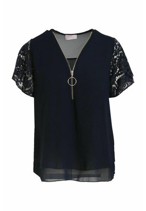 Granatowa bluzka z krótkimi czarnymi koronkowymi rękawami, przednim zamkiem błyskawicznym z okrągłym suwakiem oraz warstwowym, przezroczystym dołem.