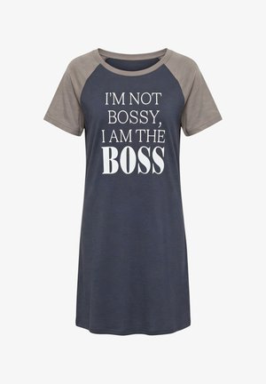 Robe bleu marine à manches courtes avec manches raglan grises et texte blanc sur le devant indiquant « JE NE SUIS PAS AUTORITAIRE, JE SUIS LE PATRON ».