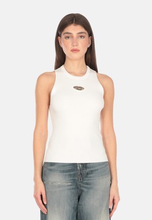 Top bianco a coste con un collo alto e un'apertura al centro. Progettato con una silhouette aderente e una texture morbida.