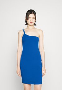 Vestido de um ombro em tecido azul sólido. Design justo, com uma textura suave. Apresenta uma alça única de um lado.