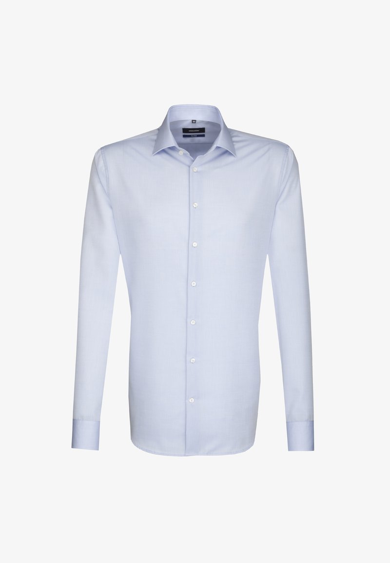 Chemise bleu clair à manches longues, en tissu lisse, avec un col classique et des boutons blancs, au design ajusté.