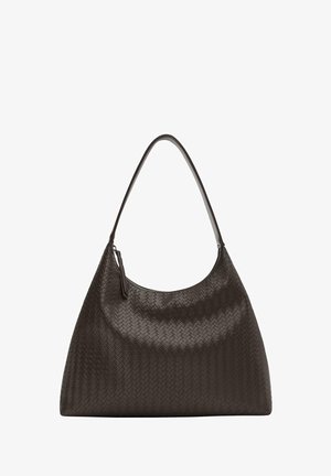 Borsa a tracolla in pelle intrecciata marrone scuro con una tracolla curva e larga e una texture liscia. Presenta una chiusura con zip e una forma spaziosa e strutturata.