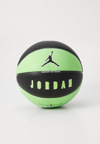 Grøn og sort basketball med en struktureret overflade, der har et "Jordan" logo og teksten "INDOOR/OUTDOOR". Størrelse 7.