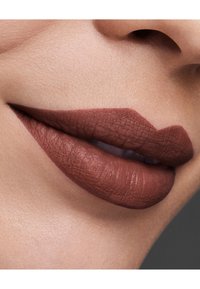 ESTÉE LAUDER PURE COLOR MATTE LIPSTICK - Rouge à lèvres - exposé