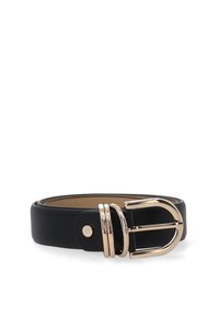 Zwarte leren riem met een gladde textuur, voorzien van een gouden metalen gesp met drie gebogen accenten. Verstelbare pasvorm met een minimalistisch ontwerp.