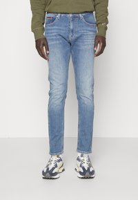 Tommy Jeans - AUSTIN SLIM TAPERED - Jeans Tapered Fit - denim light Immagine in miniatura 1