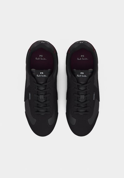 Ζευγάρι μαύρα δερμάτινα αθλητικά παπούτσια με κορδόνια και λογότυπο "PS Paul Smith" στη γλώσσα και στην πλευρά, φαίνονται από πάνω σε λευκό φόντο.
