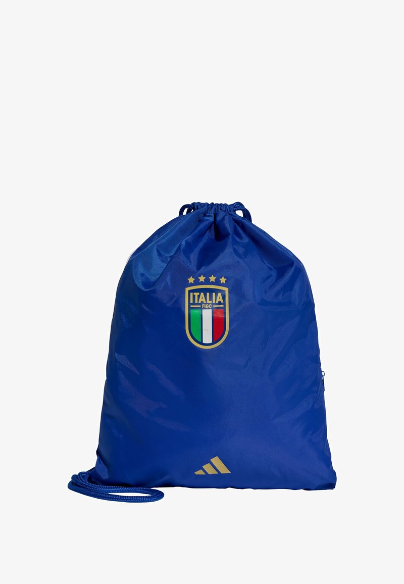 Modrý batoh na stiahnutie vyrobený z nylonu, s zlatým erbom so slovom "ITALIA" a logom Adidas v bielej farbe na spodnej časti.