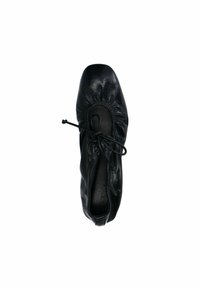 Zwarte leren balletschoen met een elastische, geplooide opening, verstelbare veterstrik en een gladde textuur. Zool ontworpen voor comfort en flexibiliteit.