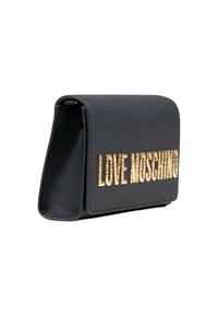 Clutch bag in pelle nera con un design strutturato, caratterizzato da un logo in oro rilievato "LOVE MOSCHINO" sul davanti. Texture liscia, forma moderna.