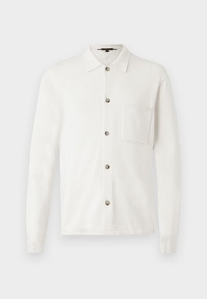 Cardigan bianco con bottoni realizzato in tessuto morbido. Presenta un colletto, maniche lunghe, chiusura anteriore con bottoni e taschino sul petto sinistro. Texture sottile.