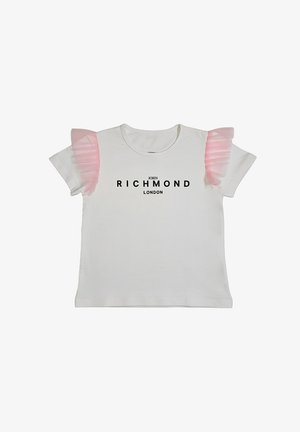 Maglietta bianca a maniche corte con maniche in rete rosa arricciate e testo nero "John Richmond London" al centro davanti.