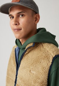 Levi's® SUMMIT SHERPA - Liemenė - harvest gold