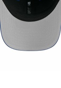 Schwarze und graue Baseballmütze mit flachem Schirm, featuring einen blauen Akzent entlang des Randes und einer strukturierten Stoffoberfläche oben.