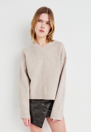 Weekday REESE V NECK - Svetrík - light mole
