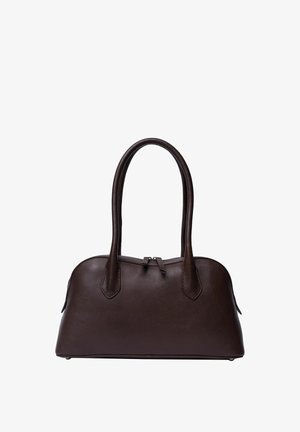 Hnědá kožená kabelka s kulatým tvarem, dvojitými úchyty a zapínáním na zip. Hladká textura s jemným prošíváním a bez viditelných vzorů.