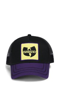 Crna trucker kapa s mrežastim stražnjim dijelom, ljubičastim šavovima i izvezenom žutom značkom s logotipom Wu-Tang.